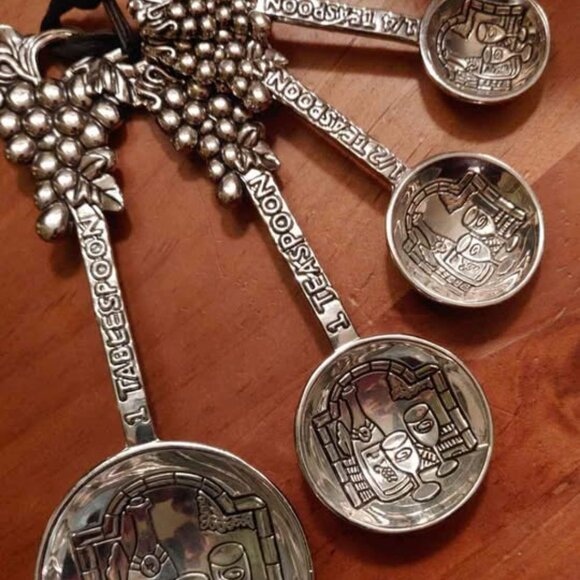 Stunning Measuring Spoons Wine & Grapes Design Very Decorative - Picture 1 of 7
